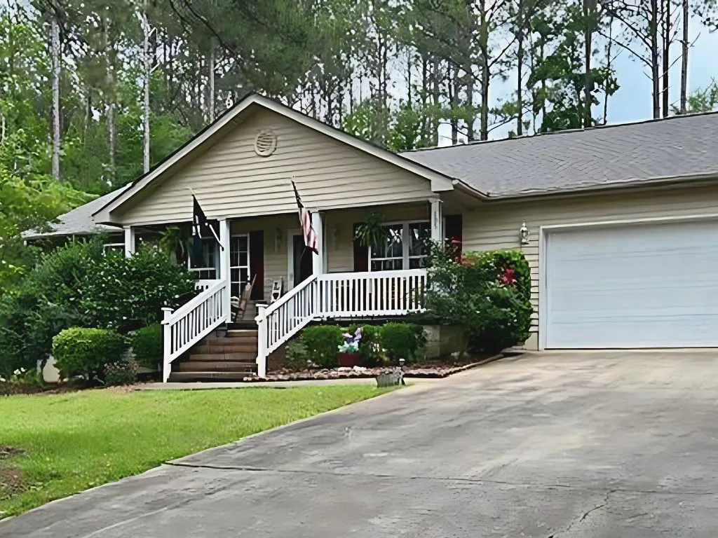 Listing photograph of 105 Arbor Lane