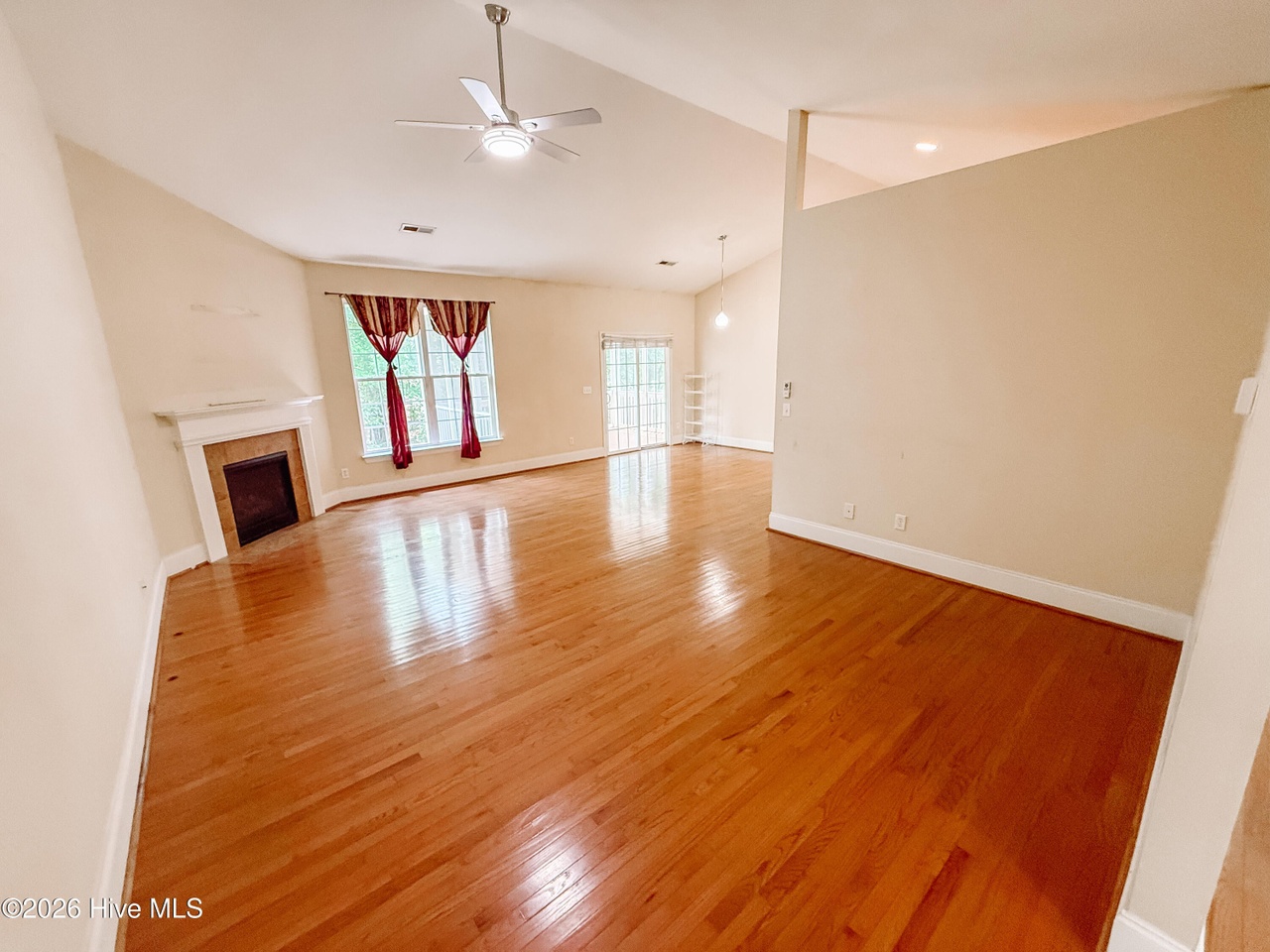 Listing photograph 8 of 165 Rhett Drive