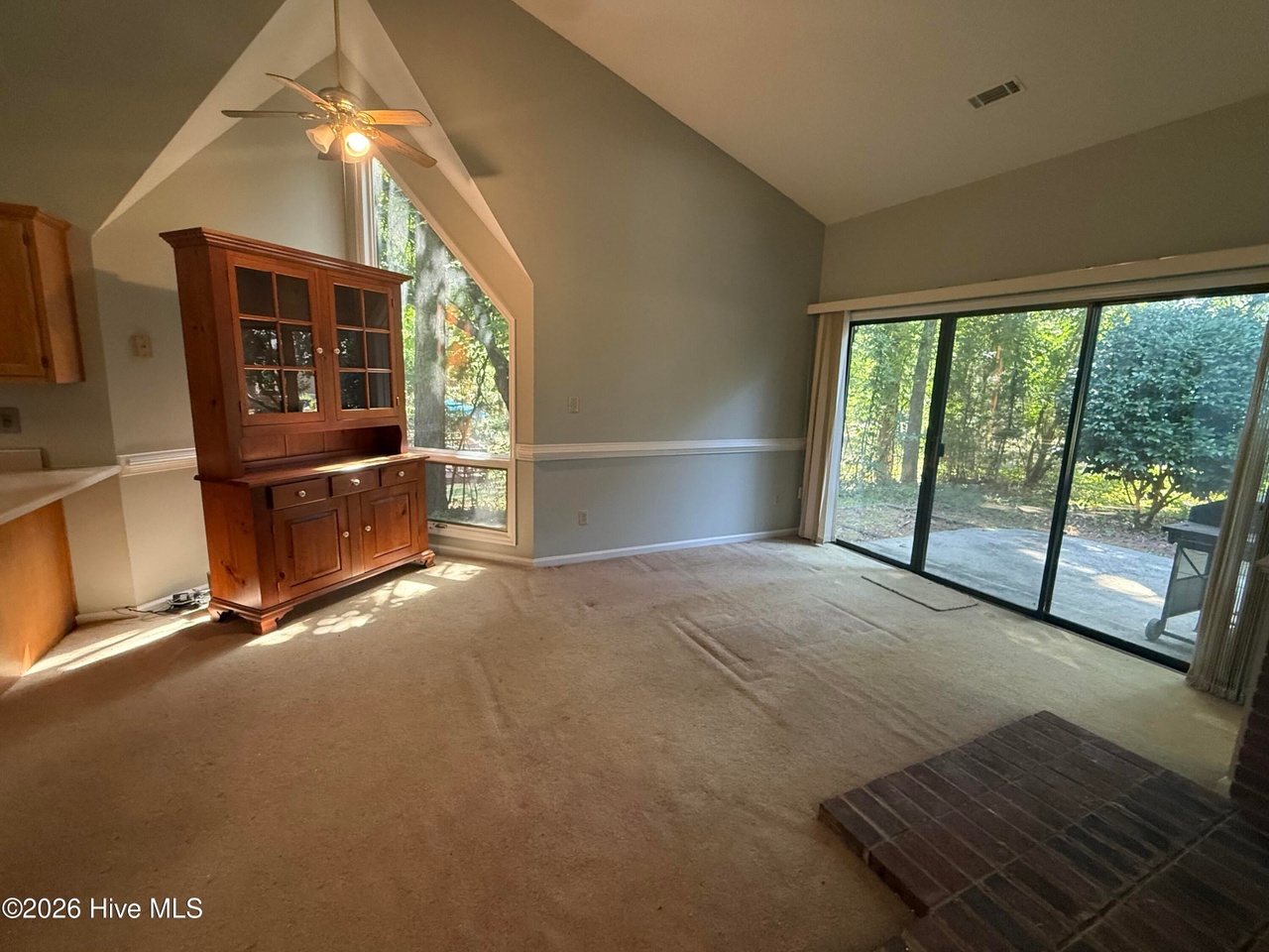 Listing photograph 13 of 212 Tara Drive