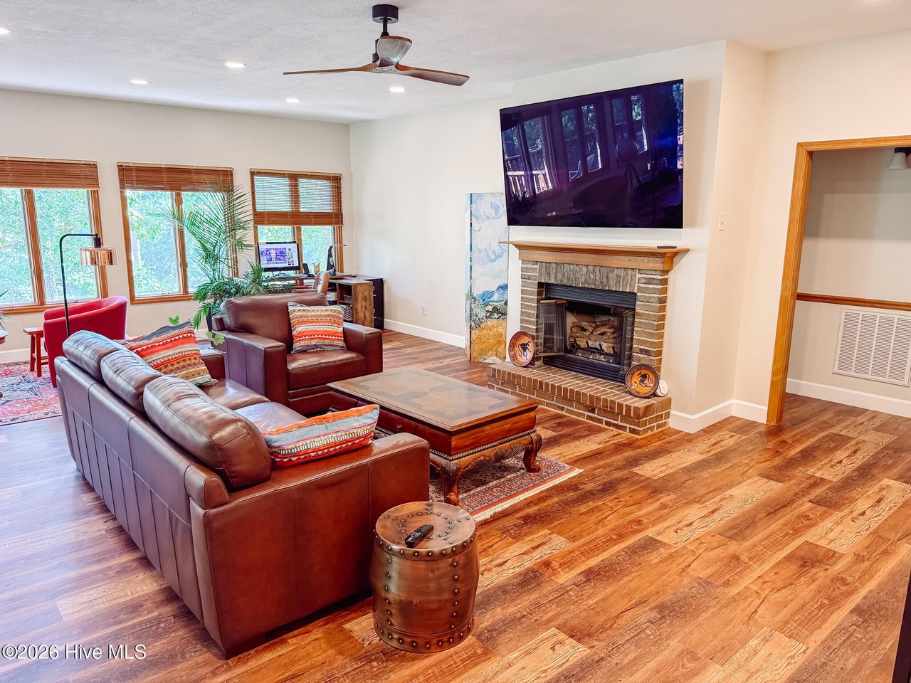 Listing photograph 9 of 310 Divot Court
