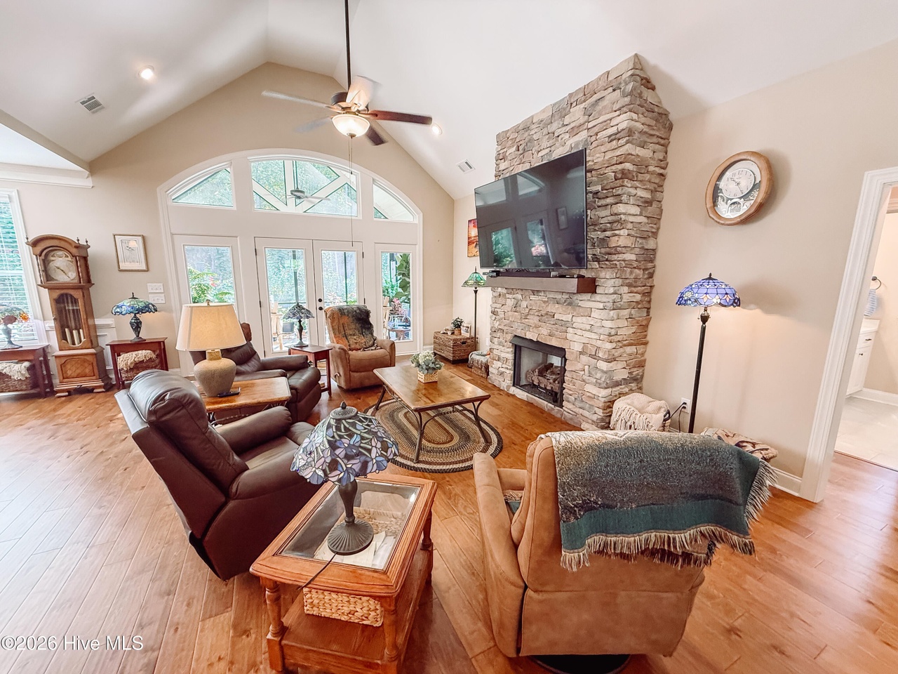 Listing photograph 9 of 104 Rivanna Lane