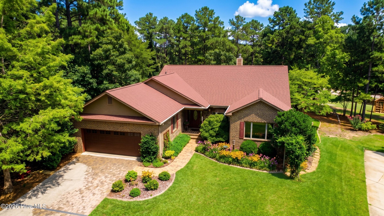 Listing photograph of 310 Divot Court