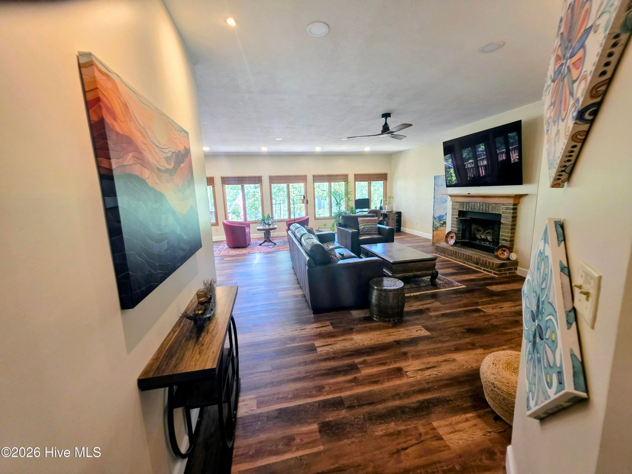 Listing photograph 6 of 310 Divot Court