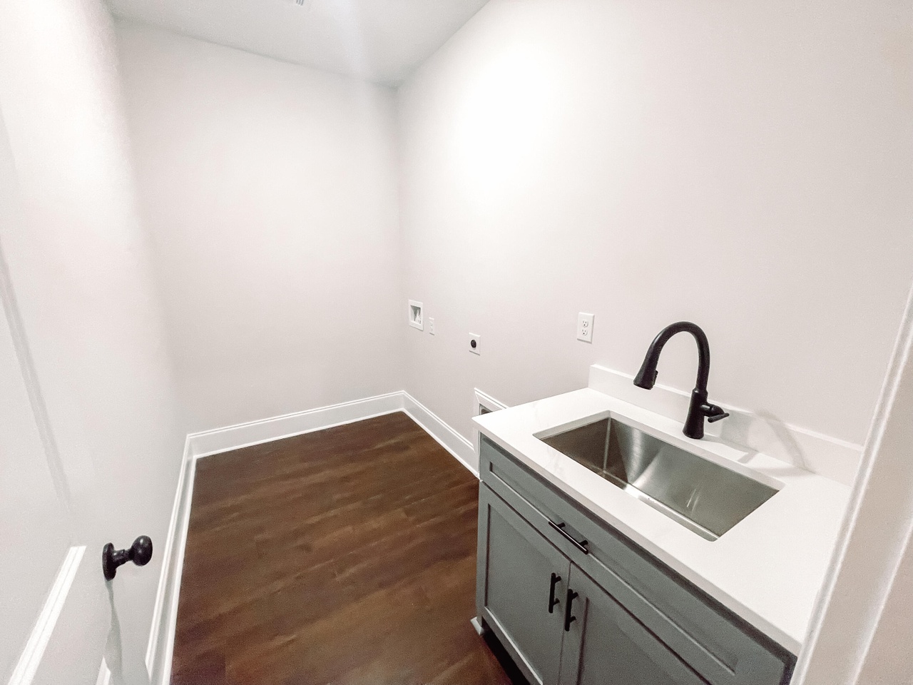 Listing photograph 13 of 309 Wellington Court