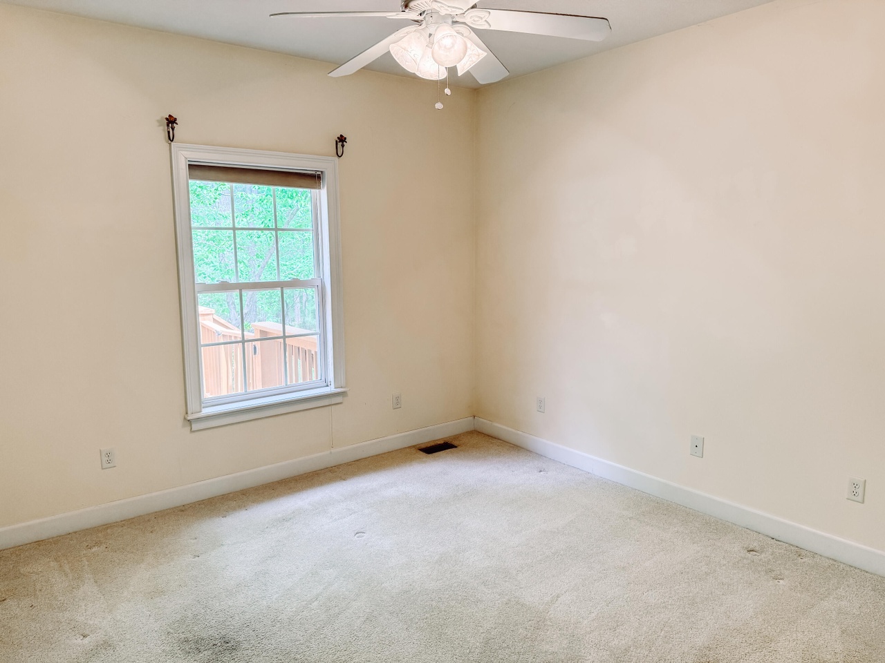 Listing photograph 13 of 174 Tara Drive