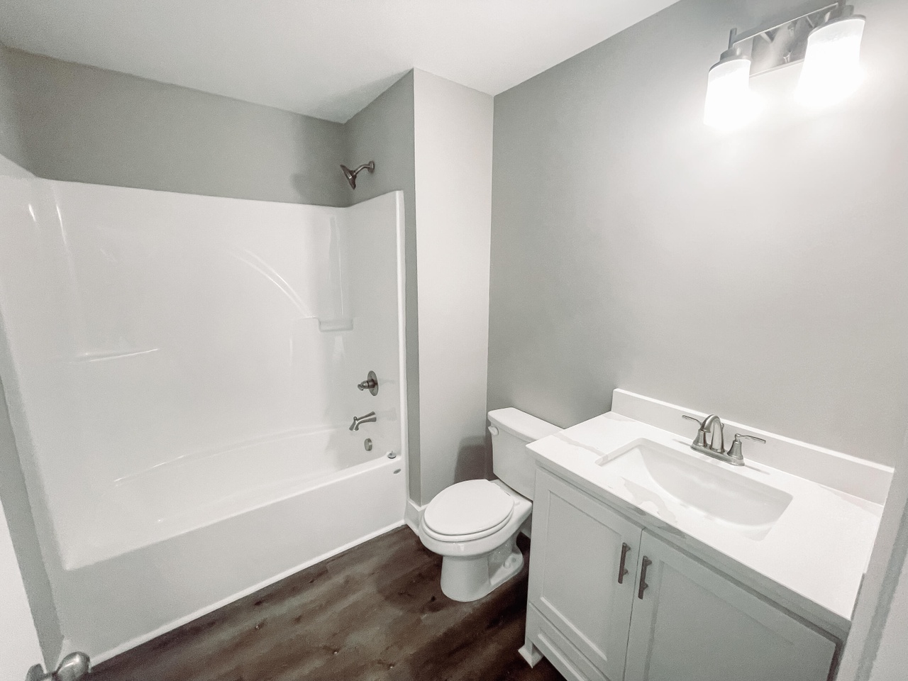 Listing photograph 18 of 307 Wellington Ct
