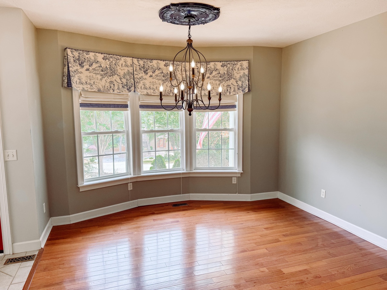 Listing photograph 6 of 174 Tara Drive