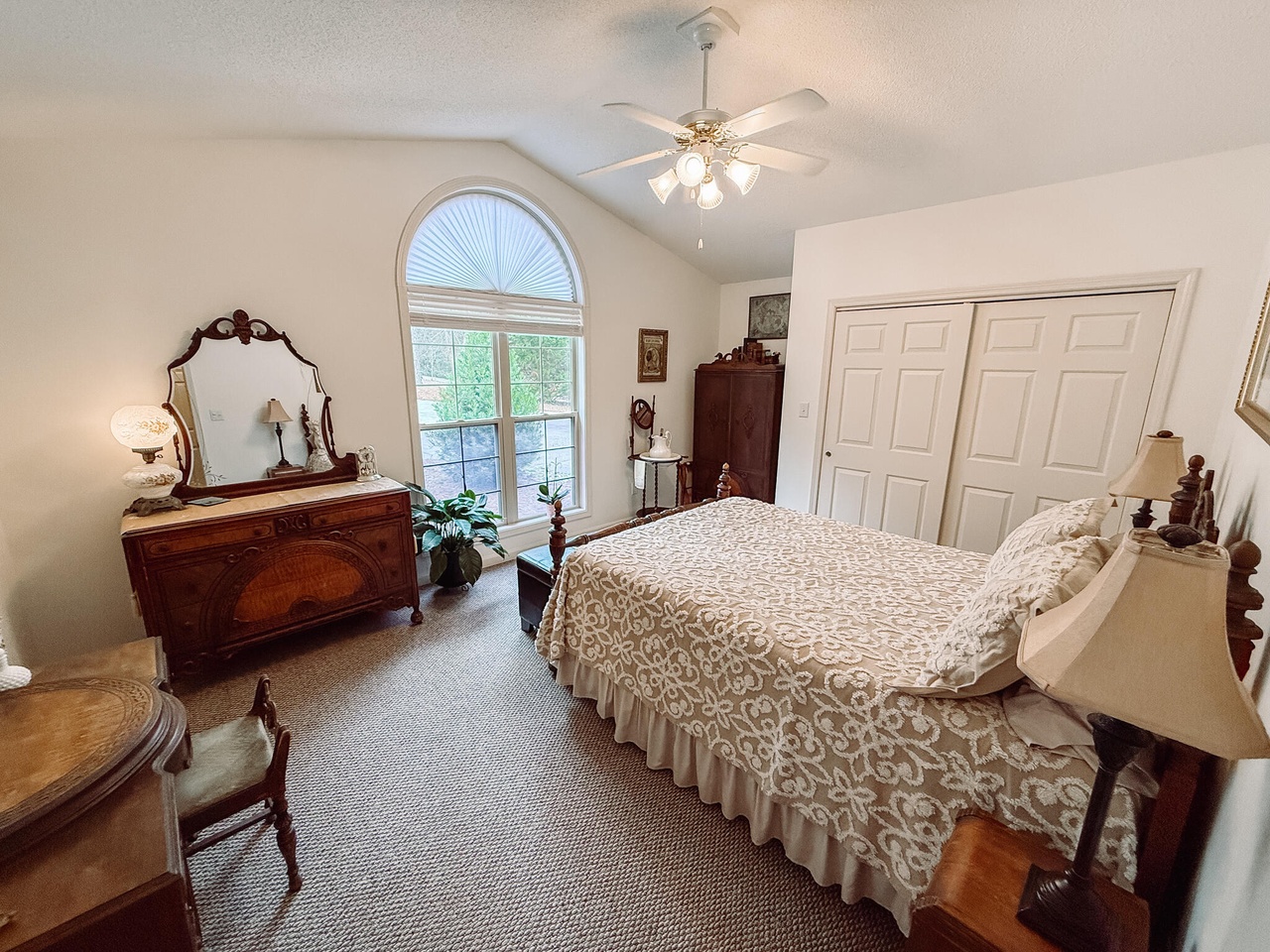 Listing photograph 8 of 307 Superior Cove