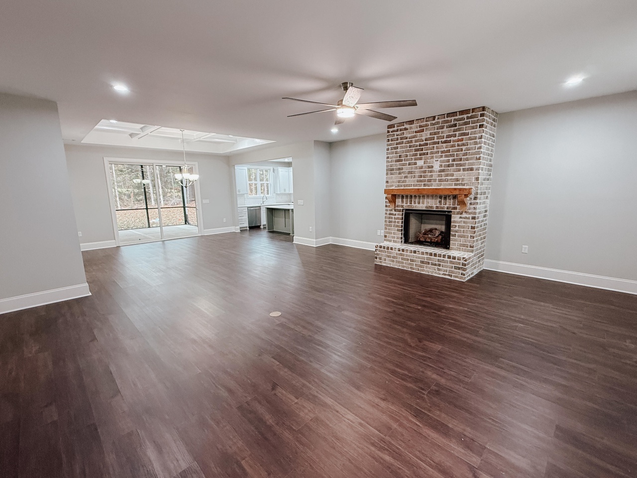 Listing photograph 4 of 216 Brassie Drive