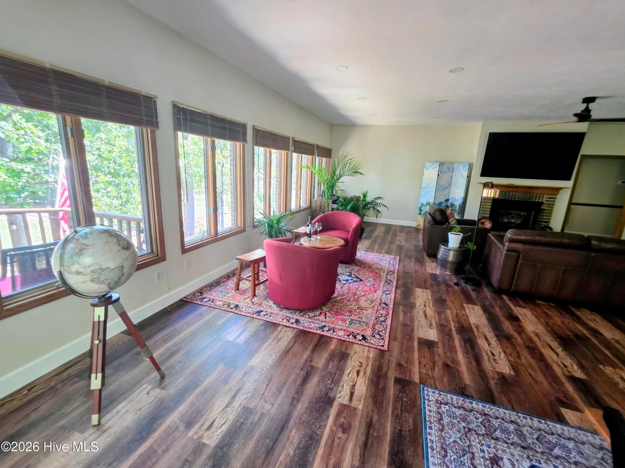 Listing photograph 12 of 310 Divot Court